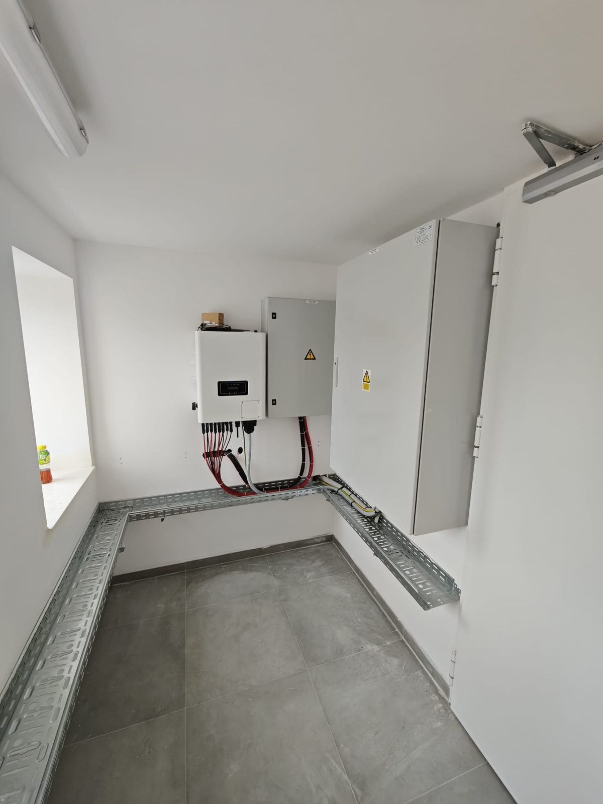 Elektroprostorija s hibridnim inverterom